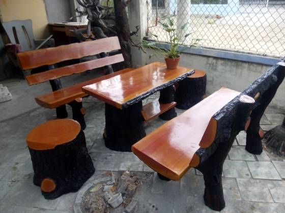 Bộ bàn ghế giả gỗ trong sân vườn